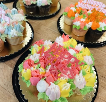 Hand-decorated buttercream floral cakes and cupcakes